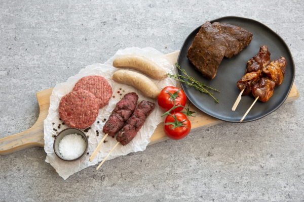 BBQ-Pakket: Hamburger, Saté, BBQ-Worst, Biefstukspies, Sparerib, 5 items per persoon.