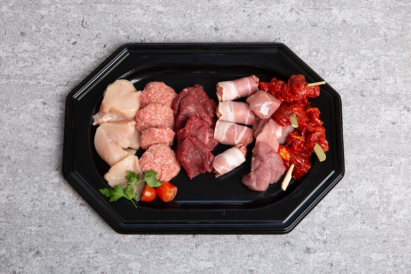 Gourmetschotel voor 1 persoon, ca. 300 gram: varkenshaas, kogelbiefstuk, kipfilet, mini-slavink, hamburger en gemarineerd Hollands biefstukspiesje.